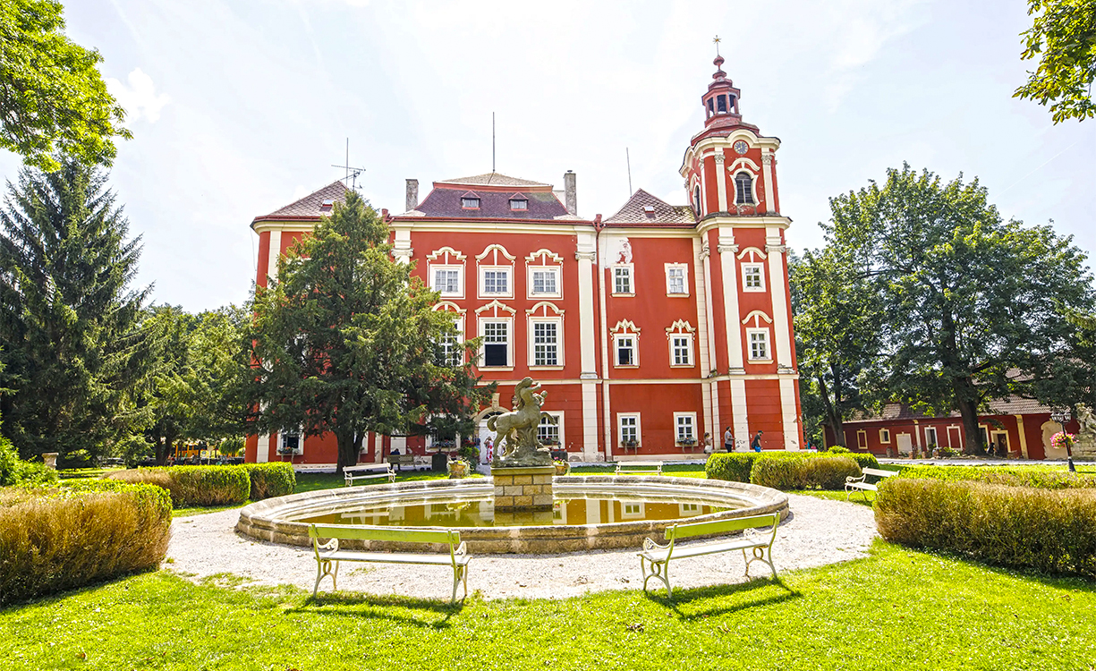 Zažijte noc ve Středověkém hotelu Dětenice s hostinou, krčmou a show.
