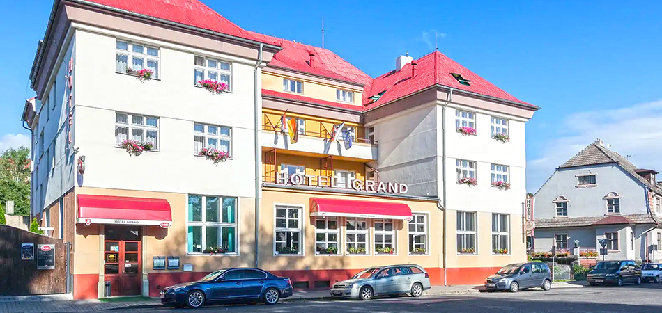 Entspannen Sie sich im schönen Grand Hotel am Macha-See unterhalb der Burg Bezděz